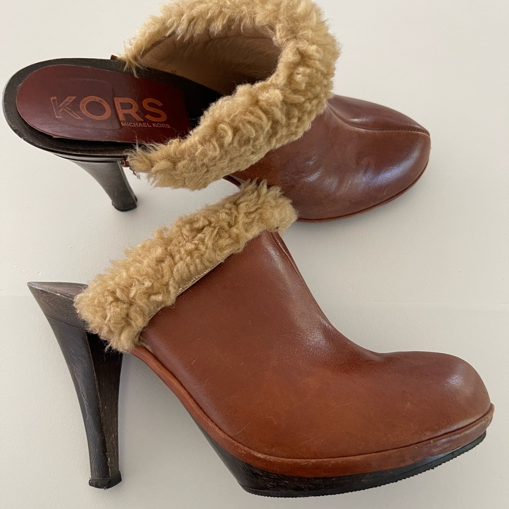 Michael Kors Clogs Tan with shearling detail